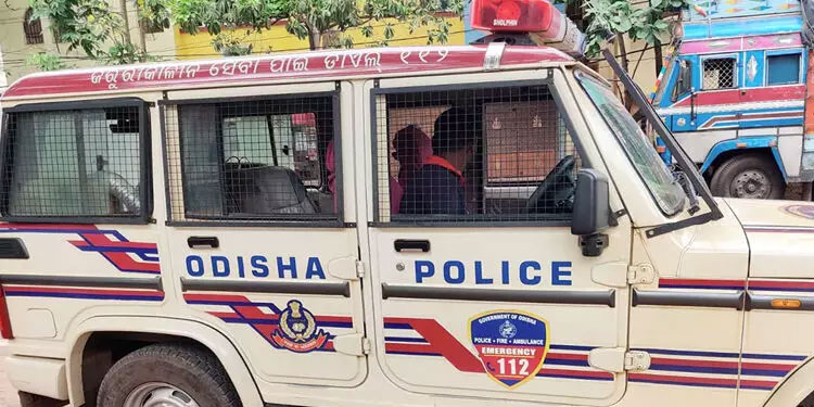 ചൂതാട്ടകേന്ദ്രത്തിലെ റെയ്ഡിനിടെ വനിതാ പോലീസുകാരെ മുറിയിൽ പൂട്ടിയിട്ടു