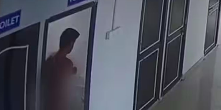 സര്ക്കാര് ആശുപത്രിയില് നഗ്നനായി ഡോക്ടറുടെ നടത്തം: വീഡിയോ വൈറല്, നടപടിക്ക് സാധ്യത