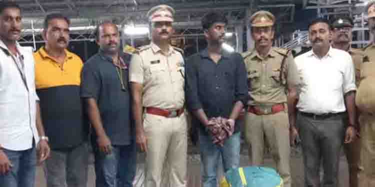 വിവേക് എക്സ്പ്രസിലെ എസ്1 കോച്ചിലിരുന്ന യുവാവിനെ സംശയം, കൈയിൽ ജനറൽ ടിക്കറ്റ്; ബാഗ് കൂടി പരിശോധിച്ചതോടെ കഥ മാറി