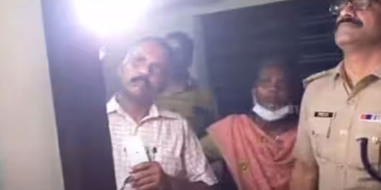 വീട്ടിലാരുമില്ല, വൈക്കത്ത് വീടിന്‍റെ ഓട് പൊളിച്ച് അകത്തുകടന്ന സംഘം കവർന്നത് 70 പവൻ സ്വർണം