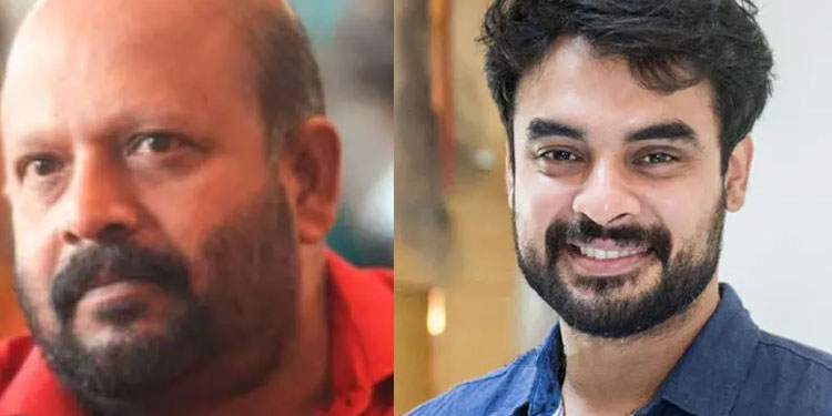 ടൊവിനോക്കൊപ്പമുള്ള ചിത്രം: തെരഞ്ഞെടുപ്പ് ചട്ട ലംഘനത്തിന് വി.എസ് സുനിൽകുമാറിനെതിരെ പരാതി