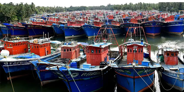 എൻജിൻ മാറ്റം  ആദ്യഘട്ടം പെട്രോളിലേക്ക്‌  മാറുന്നത്‌  200 പരമ്പരാഗത യാനങ്ങൾ