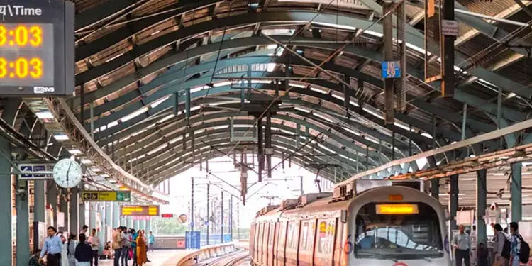 കെജ്‌രിവാളിന്‍റെ അറസ്റ്റ്; ആപ് പ്രതിഷേധത്തെ തുടർന്ന് ഡൽഹി മെട്രോ മൂന്ന് സ്റ്റേഷൻ ഗേറ്റുകൾ അടച്ചു