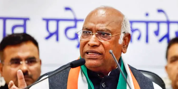 മോദിക്ക് മറുപടിയുമായി ഖാർഗെ; ‘നിങ്ങളുടെ പാപങ്ങൾക്ക് കോൺഗ്രസിനെ കുറ്റം പറയുന്നത് നിർത്തൂ’
