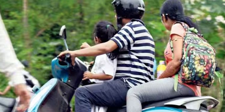 ‘തിരിച്ചറിവുണ്ടാകാൻ ഇനിയും വൈകരുത്, കുഞ്ഞുങ്ങളുടെ ജീവൻ നമ്മുടെ കൈയിലാണ് ‘; ഹെൽമറ്റ് ധരിപ്പിക്കണമെന്ന് പൊലീസ്