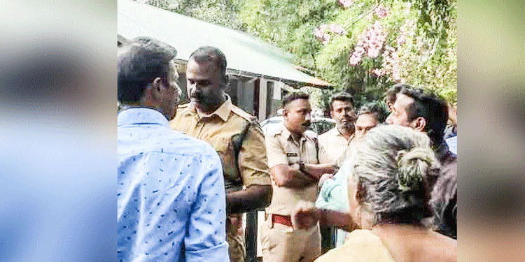 കാട്ടുപോത്ത് ആക്രമണം; വനപാലകരെ തടഞ്ഞുവെച്ച് നാട്ടുകാർ