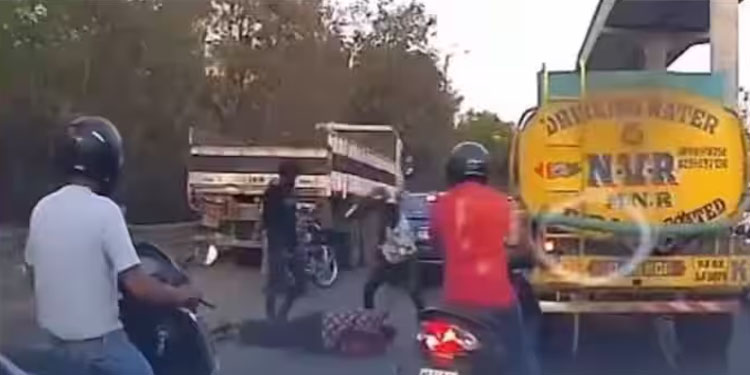 സ്റ്റോക്ക് ബാലൻസ് ക്ലിയർ ചെയ്യാൻ ആവശ്യപ്പെട്ടു; ഓഡിറ്ററെ ഗുണ്ടകളെ വിട്ട് മർദിച്ചു; സഹപ്രവർത്തകർ അറസ്റ്റിൽ