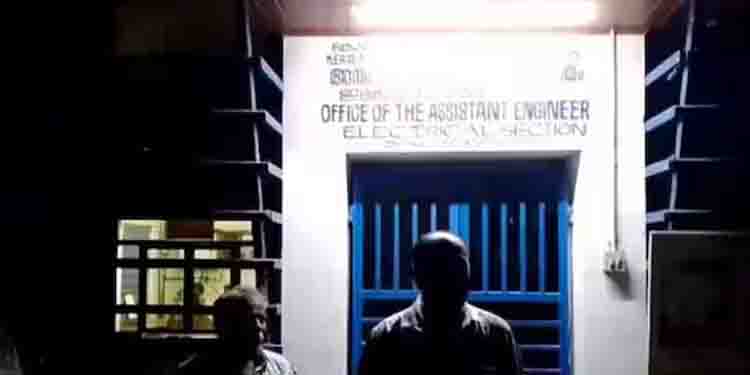 തുടർച്ചയായി രാത്രി വൈദ്യുതി മുടങ്ങുന്നു; ആലുവയിൽ കെഎസ്ഇബി ഓഫീസ് ഉപരോധിച്ച് നാട്ടുകാർ