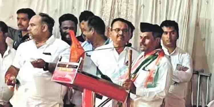 കോൺ​ഗ്രസിൽ ചേർന്ന് ബിജെപി നേതാവ്, ആർഎസ്എസ് തൊപ്പി മാറ്റി വെള്ളത്തൊപ്പി ധരിച്ചു