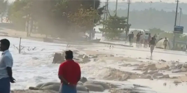 കള്ളക്കടൽ പ്രതിഭാസം: കേരള തീരത്ത് ഉയർന്ന തിരമാല ജാഗ്രത നിർദ്ദേശം