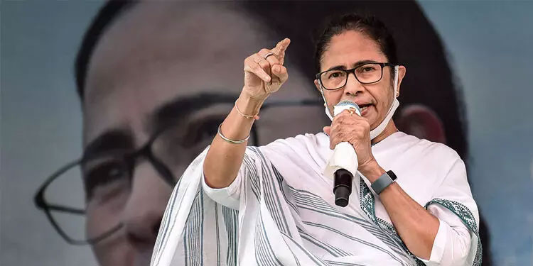അർധരാത്രി എൻ.ഐ.എ റെയ്ഡ് ചെയ്യാൻ വരരുതായിരുന്നു; അവർ സ്ത്രീകളെ ആക്രമിച്ചതിനാലാണ് പ്രതികരണമുണ്ടായത് -മമത ബാനർജി