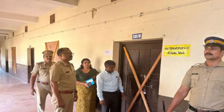 പോ​ളി​ങ് സാ​മ​ഗ്രി​ക​ളു​ടെ വി​ത​ര​ണ​കേ​ന്ദ്ര​ങ്ങ​ളി​ൽ ക​ല​ക്ട​റു​ടെ​യും എ​സ്.​പി​യു​ടെ​യും സം​യു​ക്ത പ​രി​ശോ​ധ​ന