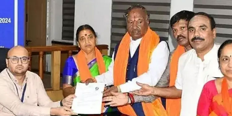 ബിജെപി റിബലായി കെ.എസ്.ഈശ്വരപ്പ പത്രിക നൽകി; എത്തിയത് പടുകൂറ്റൻ പ്രകടനത്തോടെ