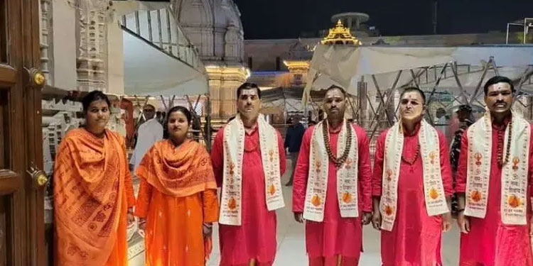 കാശി വിശ്വനാഥ ക്ഷേത്രത്തിൽ പൂജാരിമാരെ പോലെ വസ്ത്രം ധരിച്ച് പൊലീസുകാർ; അപലപനീയമെന്ന് അഖിലേഷ് യാദവ്