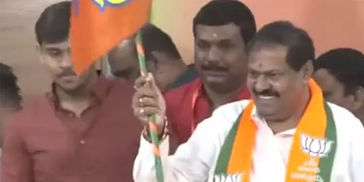 കോൺഗ്രസ് വിട്ട എം.എൽ.എ അഖണ്ഡ ശ്രീനിവാസ് മൂർത്തി ബി.ജെ.പിയിൽ
