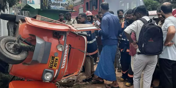 കെ.എസ്.ആർ.ടി.സി ബസിടിച്ച് ഗ്യാസ് സിലിണ്ടർ കയറ്റിയ പെട്ടി ഓട്ടോ മറിഞ്ഞു