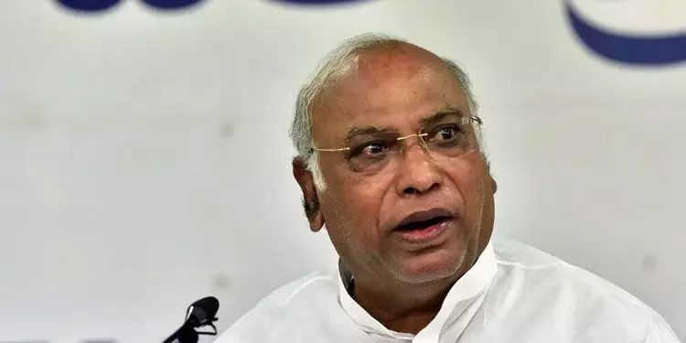 മോദിയും ഷായും ജീവിക്കുന്നത് അംബാനിക്കും അദാനിക്കും വേണ്ടി