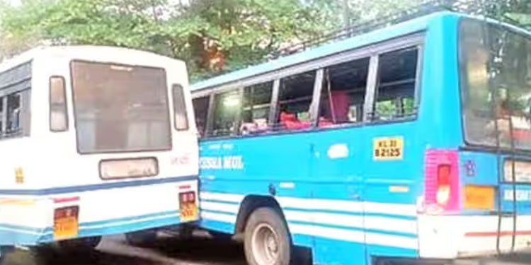 മത്സരയോട്ടത്തിനിടെ സ്വകാര്യ ബസ് കെഎസ്ആർടിസി ബസിലിടിച്ചു; റോഡിനരികിൽ നിന്നവർ ഓടിമാറിയതിനാൽ അപകടം ഒഴിവായി