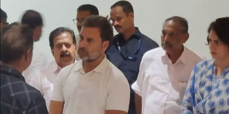 രാഹുൽ ഗാന്ധിയെ കണ്ട് സിദ്ധാർത്ഥന്‍റെ പിതാവ്; നിവേദനം നൽകി