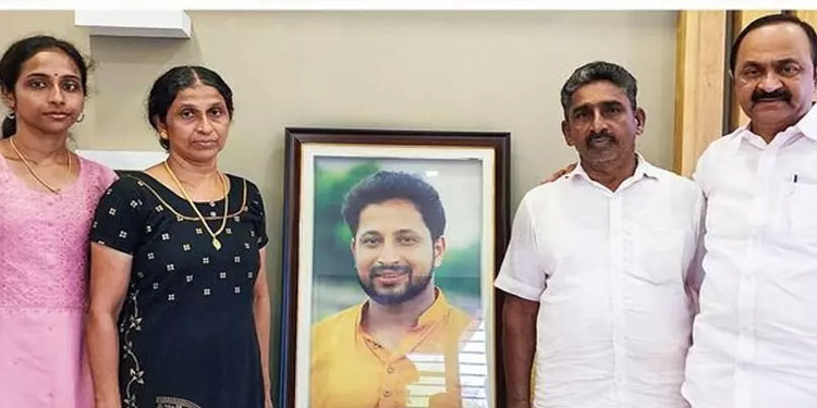 ശരത് ലാലി​ന്റെ സഹോദരിയുടെ വിവാഹമാണ് നാളെ, കൃപേഷും ശരത് ലാലും മുന്നിൽ നിന്ന് നടത്തേണ്ട മംഗളകർമ്മമായിരുന്നുവെന്ന് വി.ഡി. സതീശൻ: ‘ആ സന്തോഷവും നിറവും കെടുത്തിയത് സി.പി.എമ്മാണ്’.