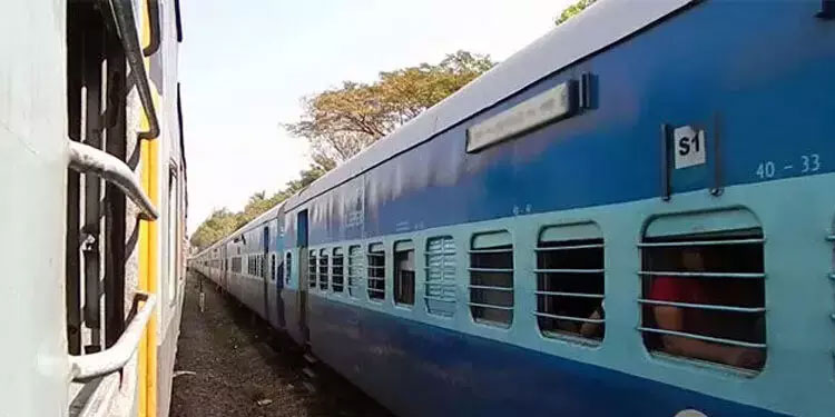തെ​ര​ഞ്ഞെ​ടു​പ്പ്: കേ​ര​ള​ത്തി​ലേ​ക്ക് ര​ണ്ട് സ്പെ​ഷ​ൽ ട്രെ​യി​നു​ക​ൾ