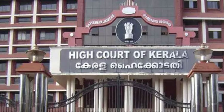 ചൂട് കനത്തതിനാൽ അഭിഭാഷകര്‍ക്ക് തല്‍ക്കാലം ഗൗണും കോട്ടും വേണ്ടെന്ന് ഹൈകോടതി