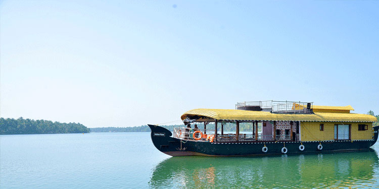 ആവശ്യമായ രേഖകൾ ഇല്ലാതെ കോട്ടപ്പുറത്തെ ഹൗസ് ബോട്ടുകൾ