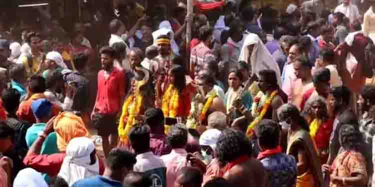 ചെമ്പട്ടുടുത്ത് ചിലമ്പ് കിലുക്കി ഉറഞ്ഞു തുള്ളി; ആയിരങ്ങൾ അശ്വതി കാവുതീണ്ടി