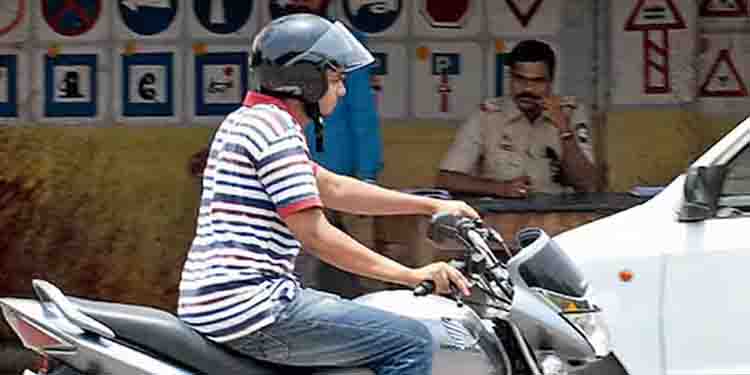 ഡ്രൈവിംഗ് പരീക്ഷകളിൽ അടിമുടി വീഴ്ച, സീറ്റ് ബെൽറ്റില്ല, ഹെൽമെറ്റില്ല, ഡ്രൈവിംഗ് സ്കൂളുകാരുടെ ഇടപെടലും