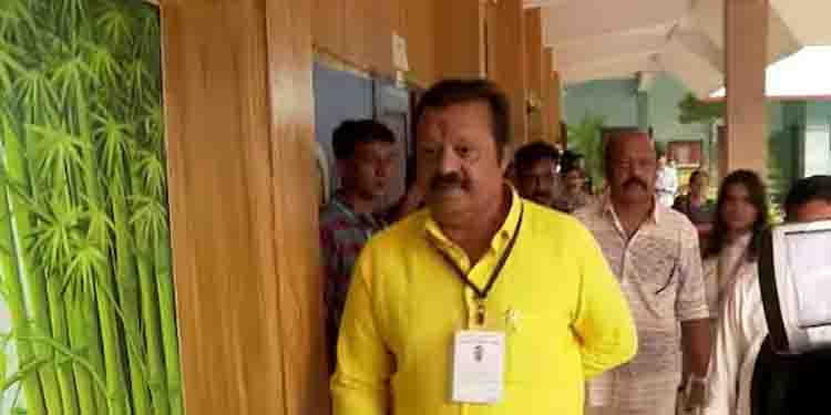 ‘വിരൽതുമ്പിലൂടെ തൊട്ടുണർത്തി തൃശൂരും അതുവഴി കേരളത്തിലും താമര വിരിയും’; സ്വന്തം പേരിൽ വോട്ട് ചെയ്ത് സുരേഷ്