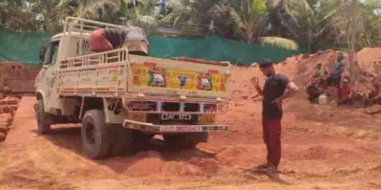 അനധികൃത ഖനനത്തിനെതിരെ റവന്യൂ ഉദ്യോഗസ്ഥരുടെ മിന്നൽ പരിശോധന; ആറ് വാഹനങ്ങൾ പിടികൂടി