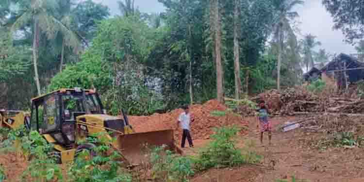 മൊബൈല്‍ ടവര്‍ നിര്‍മാണം നിർത്തിവെപ്പിച്ചു; അറിഞ്ഞത് ജെസിബി കൊണ്ടുവന്ന് ഭീമന്‍ കുഴി എടുത്തപ്പോഴെന്ന് ഭൂവുടമകൾ