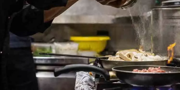 ഭക്ഷണം പാചകം ചെയ്യുമ്പോഴുണ്ടാകുന്ന ഗന്ധം വായുവിന്റെ ഗുണനിലവാരത്തെ ബാധിച്ചേക്കാമെന്ന് പഠനം
