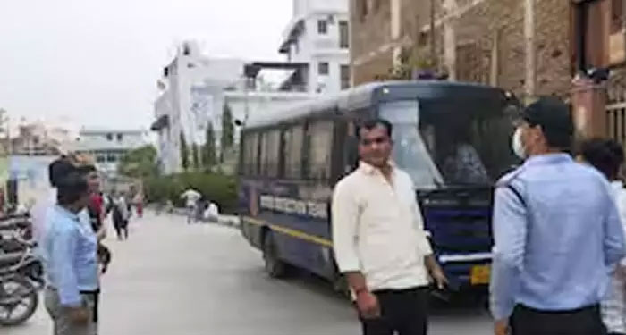 ഡൽഹി വിമാനത്താവളത്തിനും ആശുപത്രികൾക്കും ബോംബ് ഭീഷണി