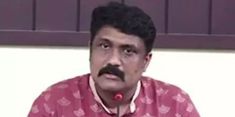 സച്ചിൻ ദേവ് ബസിലെ യാത്രക്കാരെ ഇറക്കിവിട്ടില്ല; എല്ലാവർക്കും കൊട്ടാനുള്ള ചെണ്ടകളല്ല ചെങ്കൊടി പിടിക്കുന്ന വനിതകളെന്നും എ.എ. റഹീം