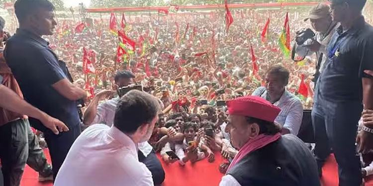 ആവേശം അതിരുവിട്ടു, ബാരിക്കേഡ് തകർത്ത് പ്രവർത്തകർ വേദിക്കരികിലെത്തി; രാഹുലും അഖിലേഷും പ്രസംഗിക്കാതെ മടങ്ങി