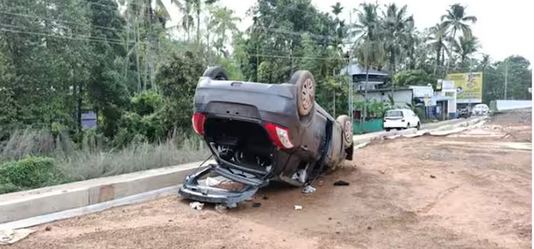 ദേശീയ പാതയിൽ അപകടം, റോഡ് നിർമ്മാണത്തിനുള്ള സാമഗ്രികളിലിടിച്ച് കാർ മറിഞ്ഞു; 4 യുവാക്കൾക്ക് പരിക്ക്