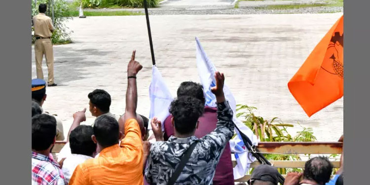 പൊലീസ്​ കാവലിൽ ഡ്രൈ​വി​ങ് ടെസ്റ്റ്​: പ്രതിഷേധിച്ചും കൂക്കിവിളിച്ചും സമരക്കാർ