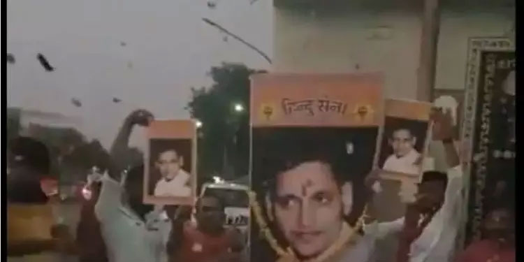 ഗുജറാത്തിൽ ​ഗോഡ്സെയുടെ പ്രതിമ സ്ഥാപിക്കാൻ നീക്കം; പടക്കം പൊട്ടിച്ച് സിന്ദാബാദ് മുഴക്കി ആഘോഷവുമായി ഹിന്ദുത്വവാദികൾ