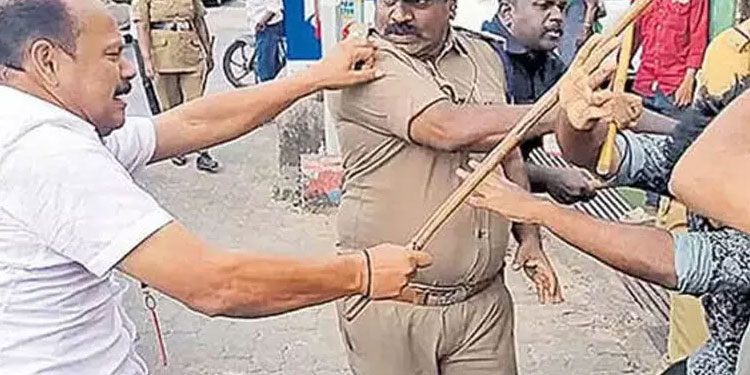 യൂത്ത് കോൺഗ്രസുകാരെ മർദിച്ച കേസിൽ മുഖ്യമന്ത്രിയുടെ ഗൺമാനെ ചോദ്യം ചെയ്തു