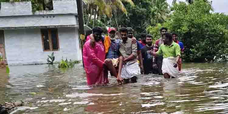 വെള്ളത്തിൽ മുങ്ങി വീടുകൾ; വയോധികരെ എംഎൽഎയുടെ നേതൃത്വത്തിൽ ചുമന്ന് സുരക്ഷിത സ്ഥലങ്ങളിലേക്ക് മാറ്റി