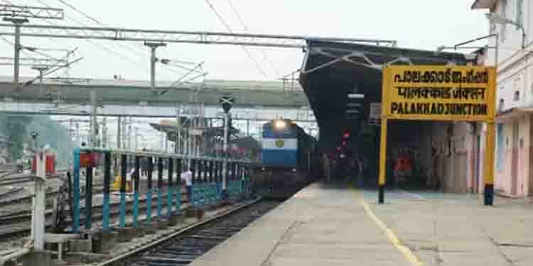 യാത്രക്കാരൻ ഉപേക്ഷിച്ച് രക്ഷപ്പെട്ടതെന്ന് സൂചന; പാലക്കാട് റെയിൽവെ സ്റ്റേഷനിൽ കണ്ട ബാഗിൽ 11.9 കിലോ കഞ്ചാവ്