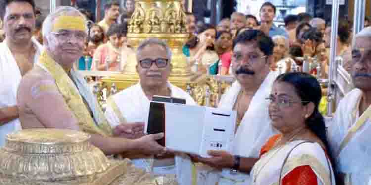 ഗുരുവായൂരപ്പന് വഴിപാടായി തിരിച്ചറിയൽ കാർഡ് പ്രിന്‍റ് ചെയ്യാവുന്ന ഇലക്ട്രാണിക് ഉപകരണം