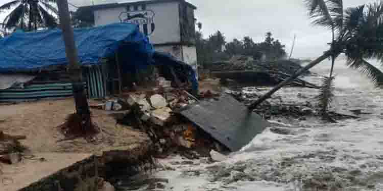 അഞ്ചങ്ങാടി വളവില്‍ ശക്തമായ കുഴിപ്പന്‍ തിരമാല; കെട്ടിടം തകര്‍ന്നുവീണു, സമീപത്തെ ഹോട്ടലും ഭാഗികമായി തകര്‍ന്നു