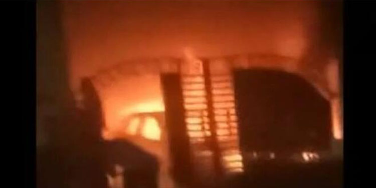 വീടിന് തീപിടിച്ചു, രണ്ട് കുട്ടികളടക്കം ഏഴ് പേർക്ക് ദാരുണാന്ത്യം