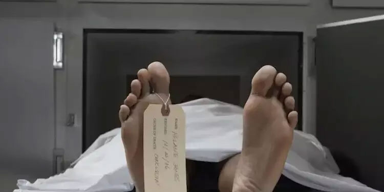 യുവതിയെ കൊന്ന് കഷണങ്ങളാക്കി കവറിൽ കെട്ടി തള്ളി; കണ്ടെത്തിയത് ട്രെയിനിൽ നിന്ന്