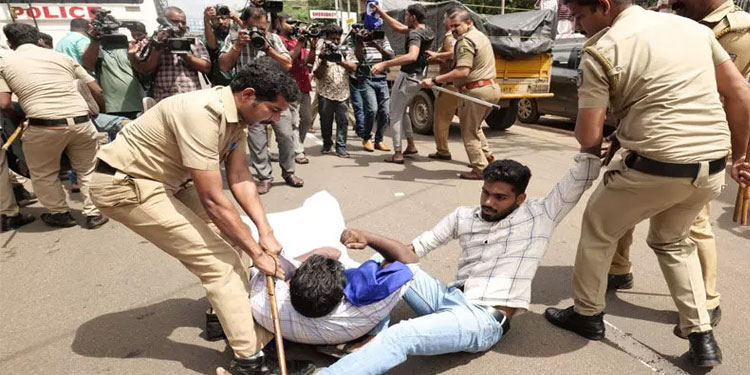 പ്ലസ് വൺ സീറ്റ്: മലപ്പുറത്ത് നാലാം ദിവസവും ആർ.ഡി.ഡി ഓഫീസ് പൂട്ടി എം.എസ്.എഫ്; ഹൈവേ ഉപരോധിച്ച് ഫ്രറ്റേണിറ്റി മൂവ്മെന്റ്