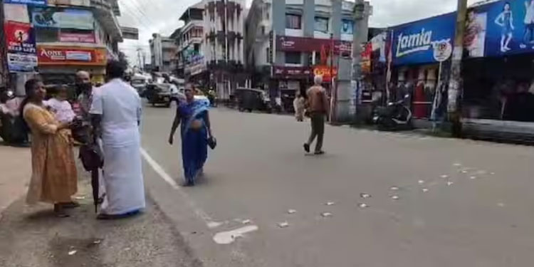 കട്ടപ്പന ടൗണിലെ സീബ്രാ ലൈൻ മാഞ്ഞിട്ട് മാസങ്ങൾ; ‘സാങ്കൽപ്പിക ലൈനിൽ’ ജീവൻ പണയം വെച്ച് കാൽനട യാത്രികർ