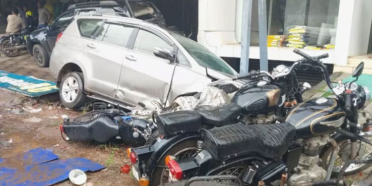 ഇന്നോവ കടയിലേക്ക് ഇടിച്ചുകയറി അഞ്ച് പേർക്ക് പരിക്ക്; 13 ബൈക്കുകൾ തകർന്നു