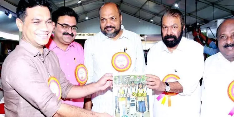ബാക്ക് ടു സ്കൂൾ; പ്രവേശനോത്സവത്തിൽ ശ്രദ്ധനേടി വെളിച്ചം പുതു അധ്യയന പതിപ്പ്